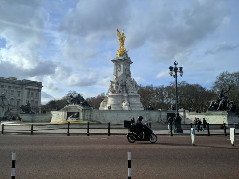 Monument to Queen Victoria next to Buckingham Palace